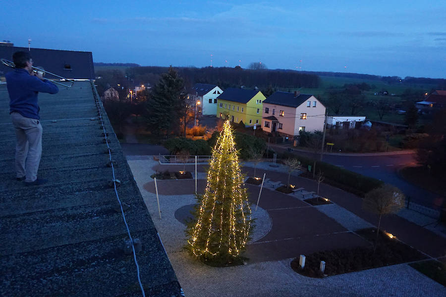Bläser auf dem Dach der Ev. Werkschule Milkau