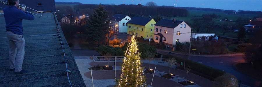 Bläser auf dem Dach der Ev. Werkschule Milkau